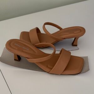 EUC Easy Spirit Mylah 3 dress sandal. Medium Natural Size 8 M